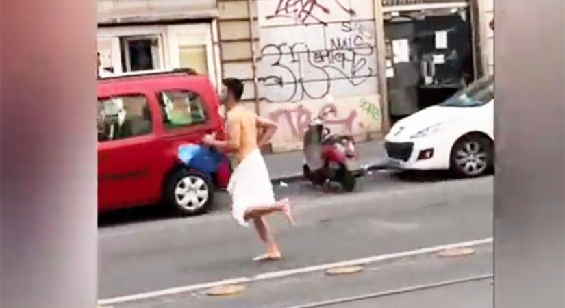 VIDEÓ: Egy szál törölközőben menekült a zsúfolt utcán egy rajtakapott, hűtlen férfi Rómában