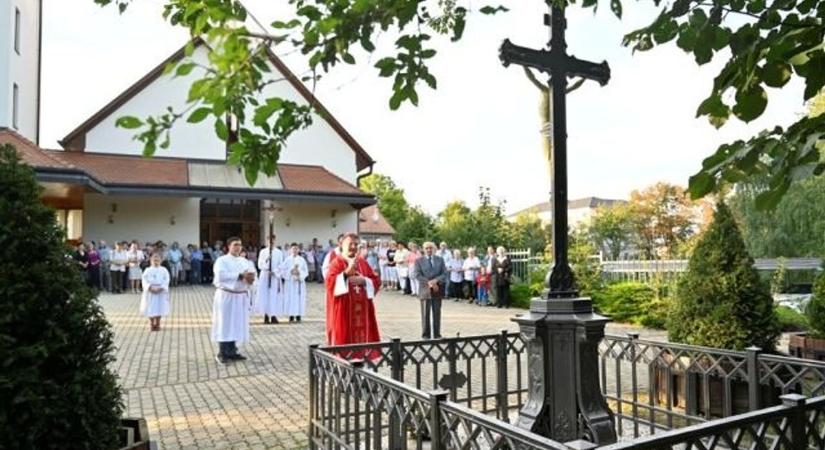 Százhatvan éves keresztet állítottak újra a szőlősi templom előtt