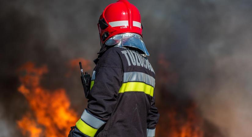 Hatalmas tűz ütött ki Bajánál – fotó