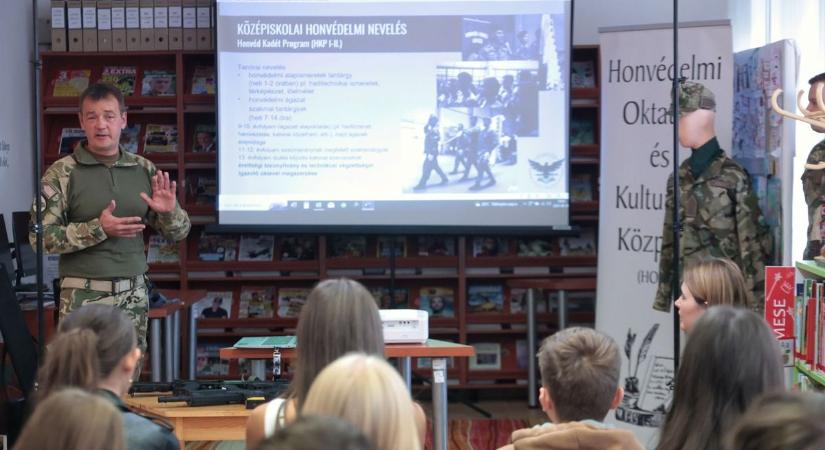 Katona vagyok - előadás a könyvtárban