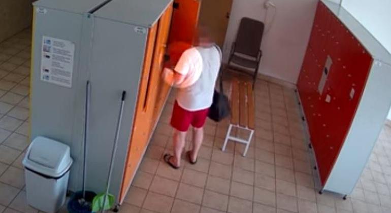 Több százezer forintot lopott egy férfi a komáromi fürdőből – videó