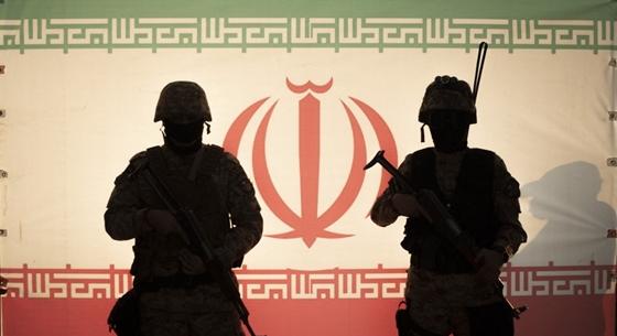 Irán szabadon engedett öt bebörtönzött amerikait, de nem ingyen