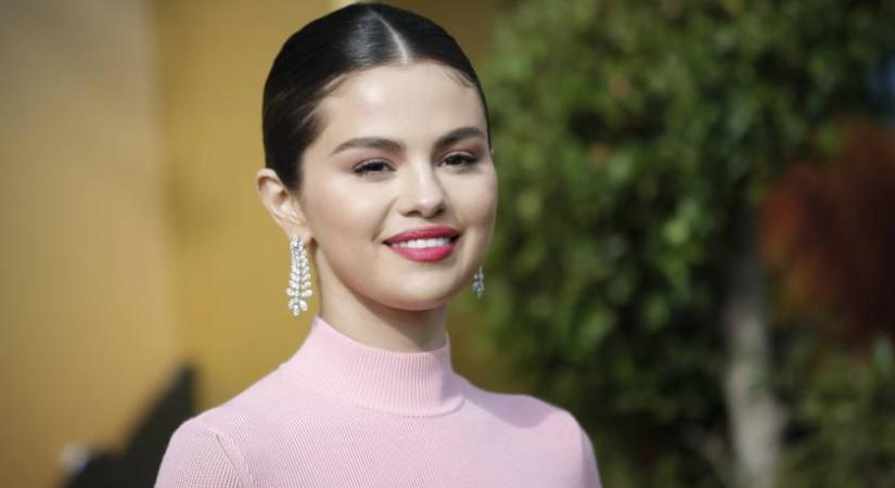 Selena Gomez ennyire más smink nélkül: Taylor Swifttel szelfizett együtt