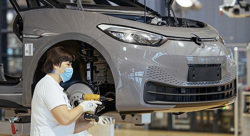 Megszüntetné az e-autók gyártását egy üzemében a VW