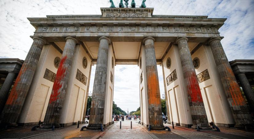 Megtapsolták a Brandenburgi kaput megrongáló klímaaktivistákat elhurcoló rendőröket