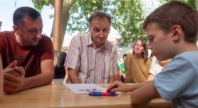 Gyalogútra költik a nyereményt a szécsénkei győztesek, – még kukoricamorzsolásban is versengtek