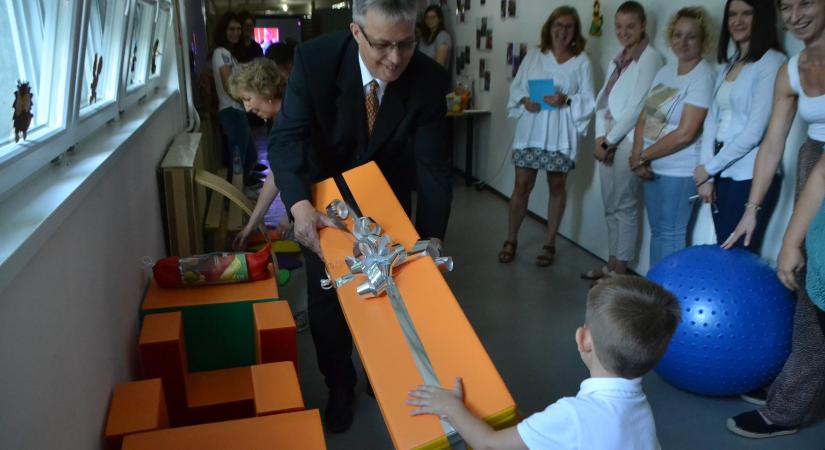 Fejlesztő játékokat kapott a makói pedagógiai szakszolgálat