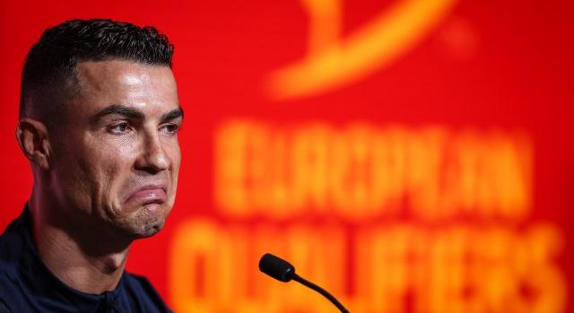 Le kellett fújni az edzést: üldözték Cristiano Ronaldo buszát, és a hoteljébe is betörtek Iránban