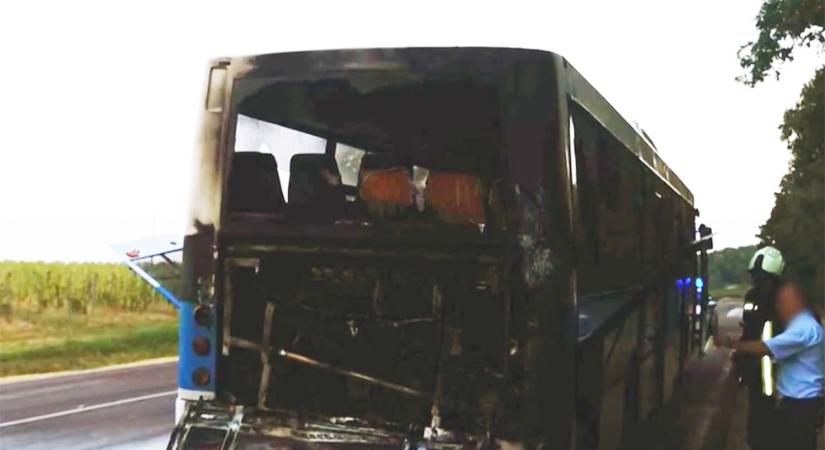VIDEÓ: Menetrendszerinti busz gyulladt ki. Utasok is voltak rajta
