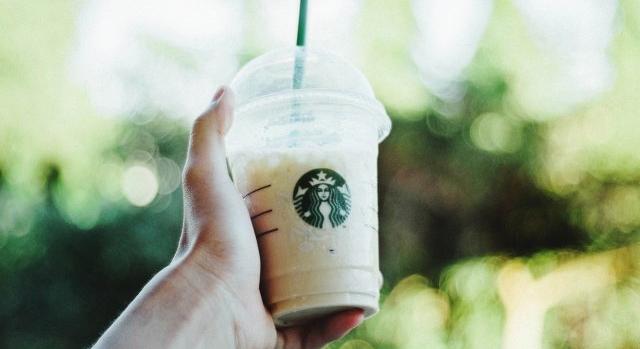 Beperelték a Starbucksot, mert nincs gyümölcs a gyümölcsitalaikban