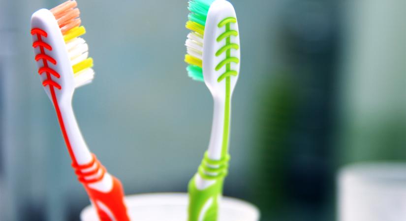 Figyelmeztet a fogorvos: soha ne hagyd a fürdőszobában a fogkefédet