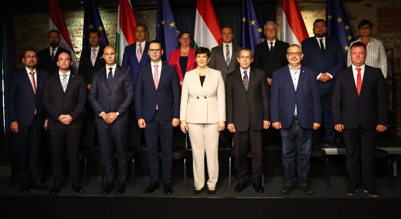 Orbánt még nem ijesztette meg, de az ellenzékre már ráborult a DK árnyékkormánya