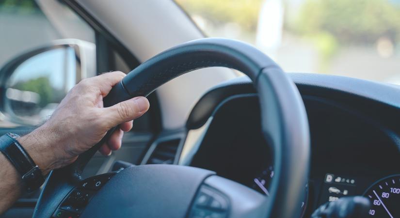 Annyiszor bukott, hogy a hasonmását küldte a KRESZ-vizsgára