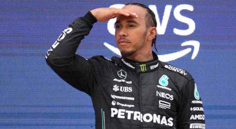 Lewis Hamiltonnak elege lett, keményen beleállt a csapattársába