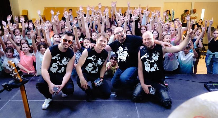 Házhoz vitték a zenét a füzesgyarmati diákoknak