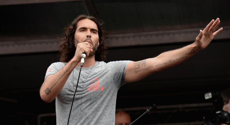 Lemondták Russell Brand előadásait a zaklatás miatt