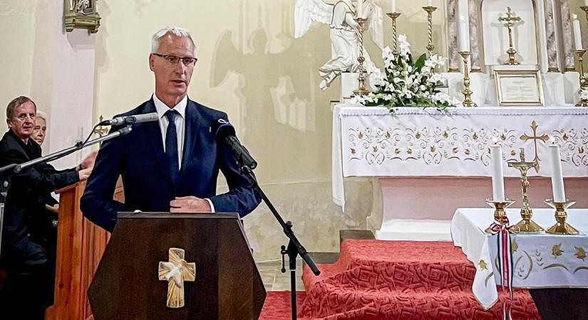 Soltész Miklós olyasmit tett kisgyermekek közelében, ami nem illő