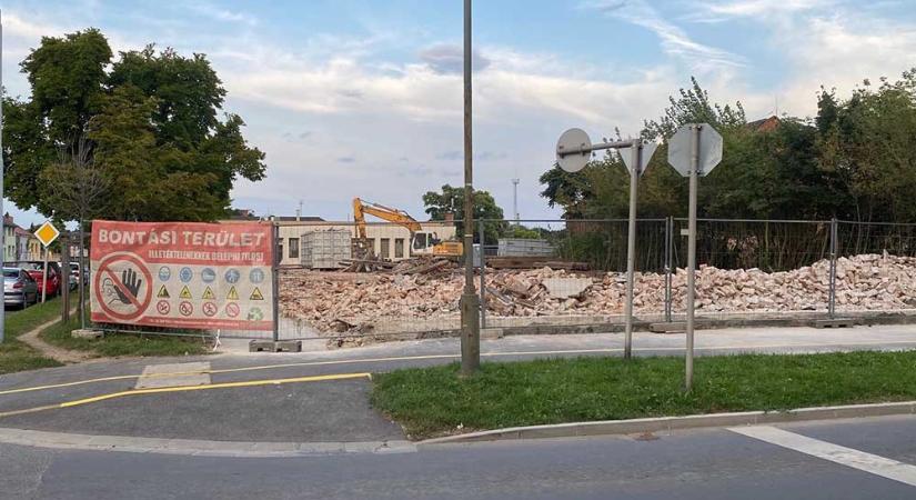 Ennyi volt, elbontották a szombathelyi Semmelweis utca életveszélyes épületét