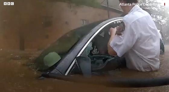 Videón, ahogyan egy árvízben úszó autóból kiment egy rendőr egy férfit Atlantában