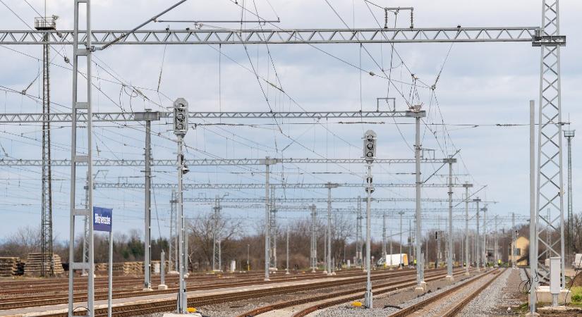 PüspökladányBiharkeresztes: újabb 55 kilométerrel bővült a villamosított vasútvonalak hossza