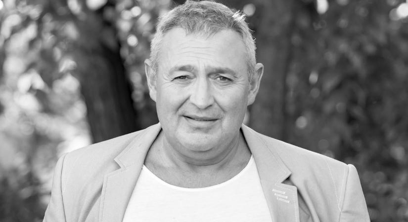 Nem fogja elhinni, ki járt Gesztesi Károly fiainak fodrászüzletében!
