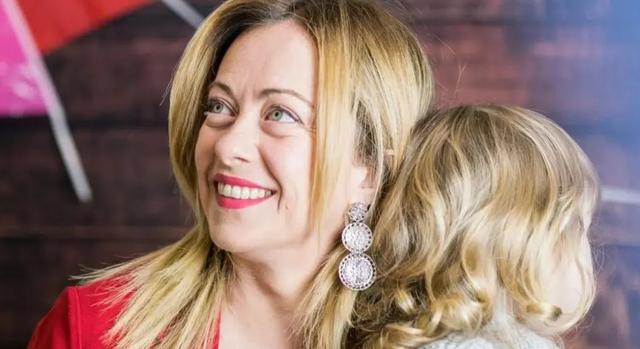 Halálosan megfenyegették Giorgia Melonit és kislányát az embercsempészek