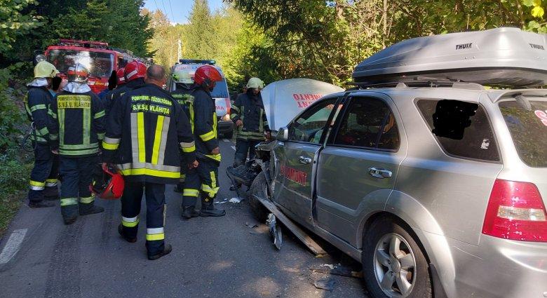 Teherszállító és személygépjármű ütközött össze a keskeny Szeltersz-völgyi úton
