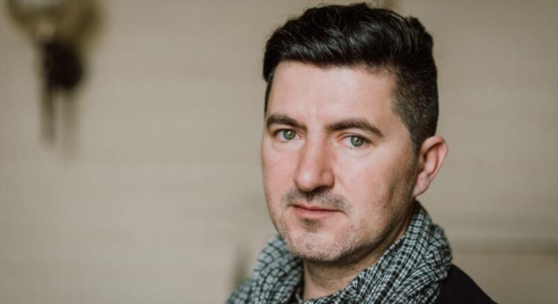 “Mindannyiunknak személyes problémát jelent hogy mi van a takarásban, hogy döntenek emberek vagy társadalmak” – Interjú Keresztes Attilával