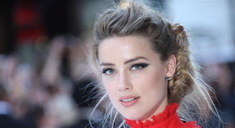 Amber Heard átlátszó szoknyája a bugyi helyén nagyon feltűnő, férfiak ezrei csak egyetlen pontra tudnak bámulni