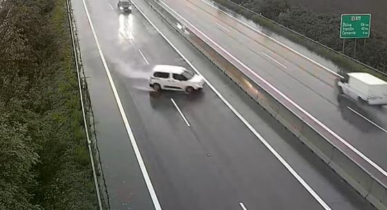 Félelmetes jelenség az aquaplaning, amikor elszabadul az autó - videó