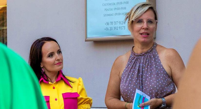 Itt az első olyan tervezői ruhaüzlet, ahol alacsony nők is vásárolhatnak!
