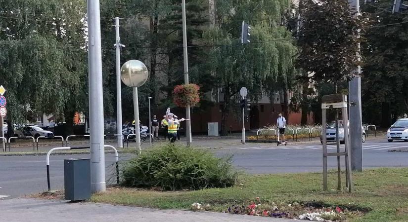Rendőrök irányították a forgalmat egy kaposvári kereszteződésben
