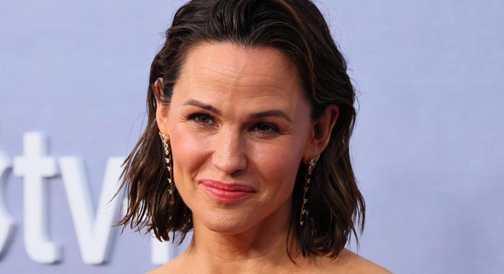 Könnyfakasztó videón, ahogy Jennifer Garner nekiadja a cipőjét egy kerekesszékes hajléktalannak