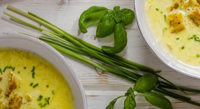 Aranyló krémleves selymesen, karfiollal, curryvel és kókusszal