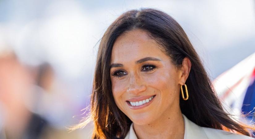 Meghan megint nagyon gurított: 133 millió forintos ruhában villogott