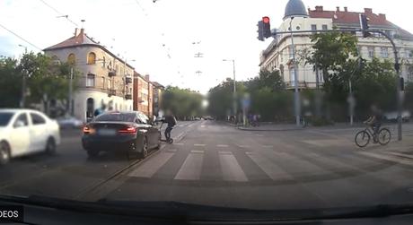 Kevésen múlt, hogy ne üssön el rögtön két embert a piroson áthajtó BMW-s
