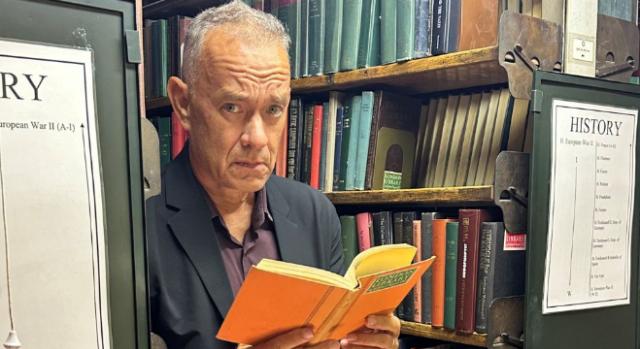 Olvass, Forrest, olvass! – Tom Hanks ezúttal egy londoni könyvtárban jófejkedett