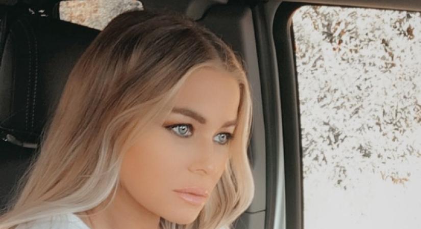 Carmen Electra döbbenetesen szexi dekoltázzsal üzent