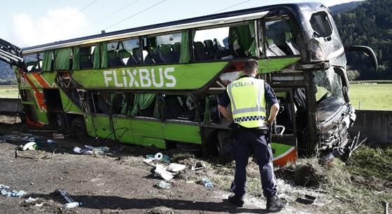 Felborult egy FlixBus Ausztriában, meghalt egy 19 éves nő