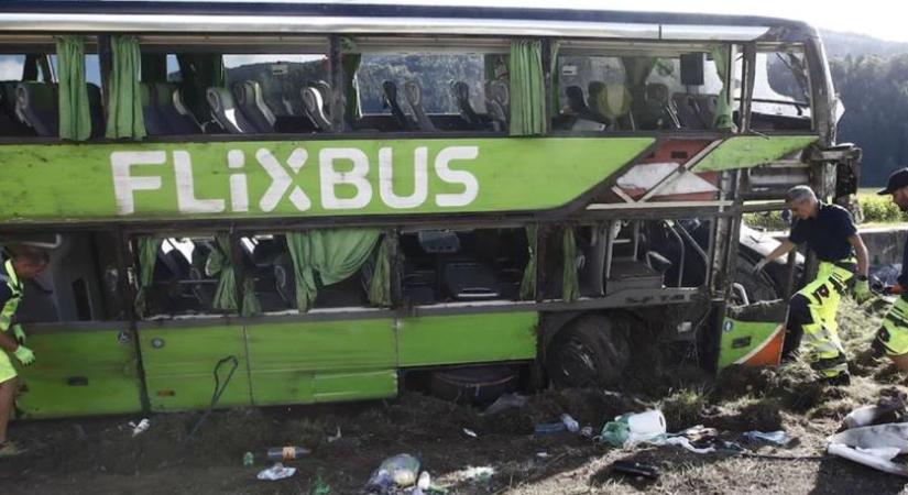 Brutális buszbaleset Ausztriában: a Flixbus felborult, egy 19 éves lány meghalt, rengeteg a sérült