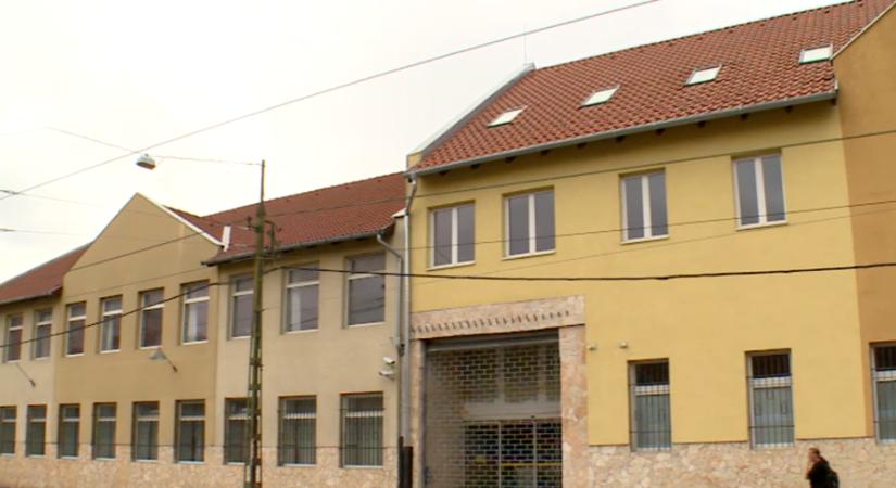 Fordulat: egyelőre mégsem vonják vissza a kilakoltatott soroksári gimi működési engedélyét