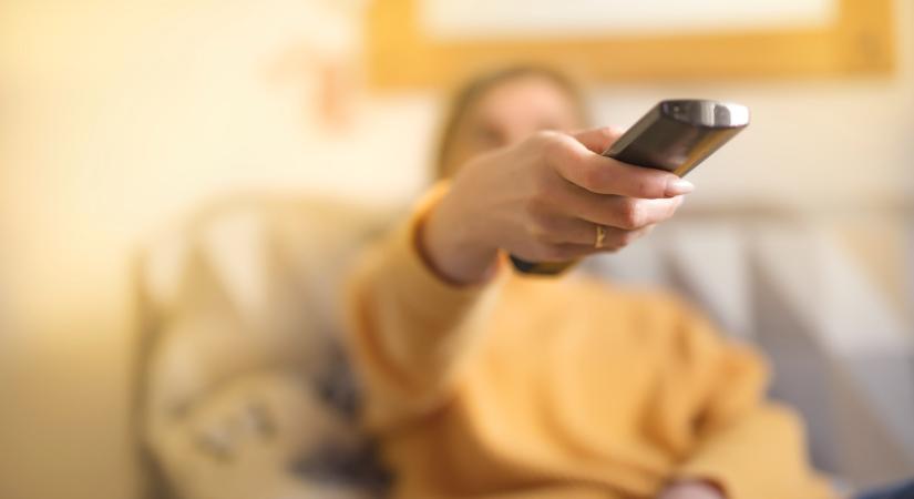 Óriási bajban vannak a hazai tévécsatornák: ha ez így megy tovább, lehúzhatják a rolót?