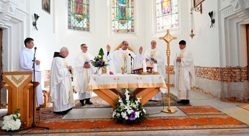 Püspöki szentmise Rönökön: a keresztben a jövőnk