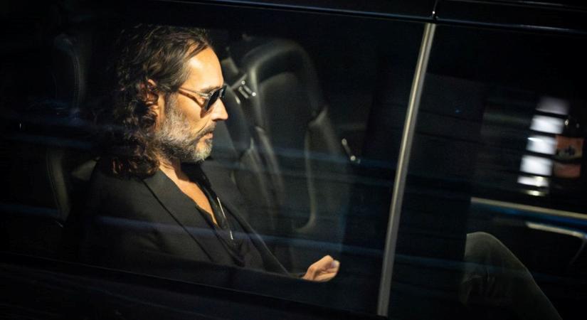 Egy nő orvosi leleletekkel tudja alátámasztani, hogy Russell Brand megerőszakolta – a humorista szerint csak összeesküvés áldozata