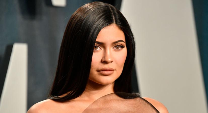 Kylie Jenner visszahozta a 2000-es évek legidegesítőbb trendjét, a végeredmény mégis zseniális