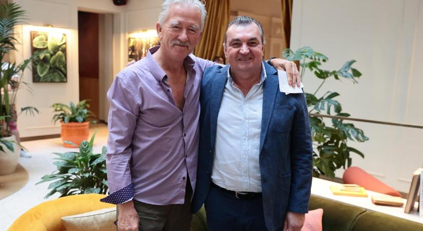 „Szóval, te vagy a hangom?” – Találkozott az amerikai és a magyar Bobby Ewing