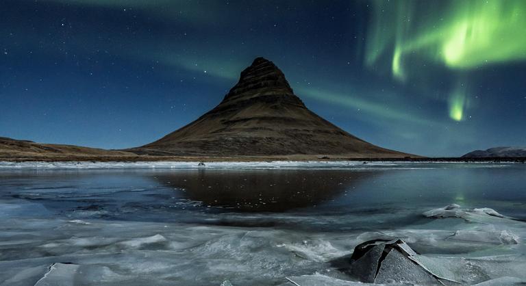 Csúcsok az aurora borealis alatt