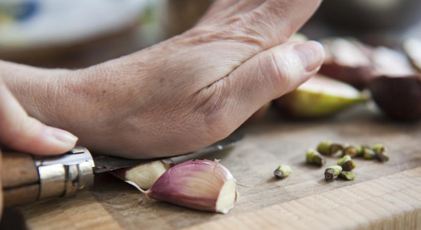 Így pucolj fokhagymát gyorsan: a leghatékonyabb módszer