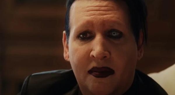 Bírságot és közmunkát kapott Marilyn Manson egy operatőr leköpéséért