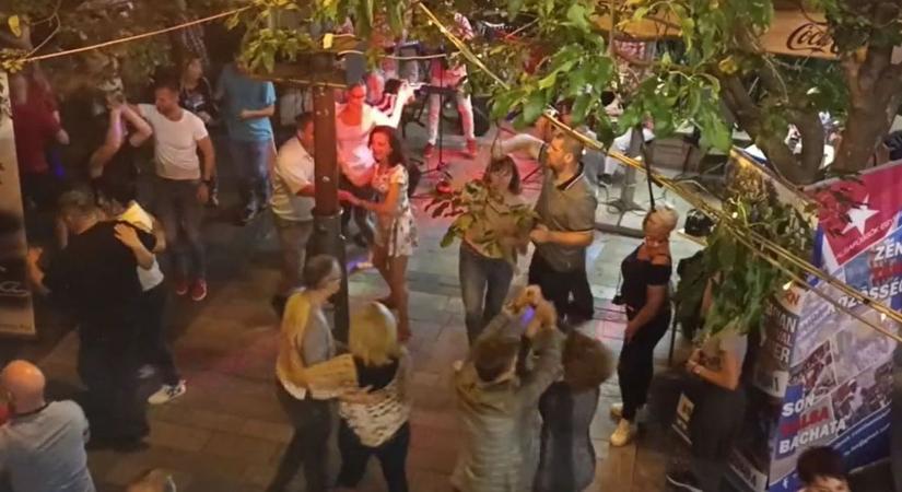 Forró nyári hangulatot idéztek a salsások (videóval)